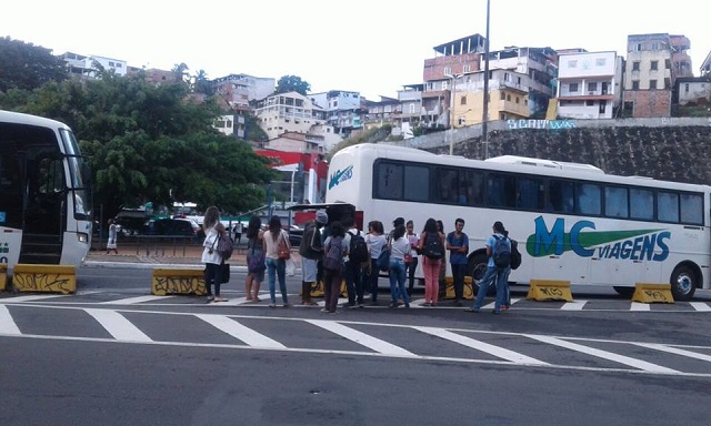 Veículo apresentou problemas durante todo roteiro, até finalmente quebrar em Salvador, na região do Dique do Tororó (Foto: Facebook/Transporte Universitário)