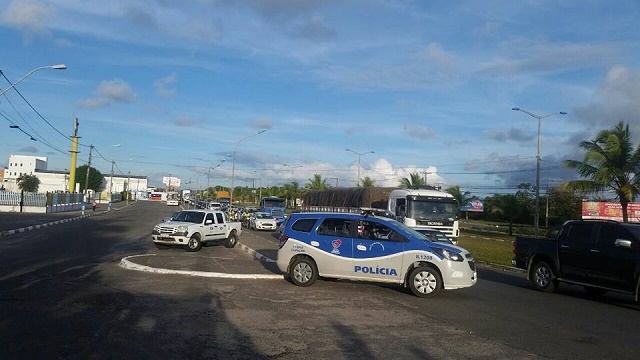 A blitz em horário de pico causou retenções no tráfego, deixando o trânsito travado na região do viaduto do Trabalhado e ao longo da Jorge Amado.