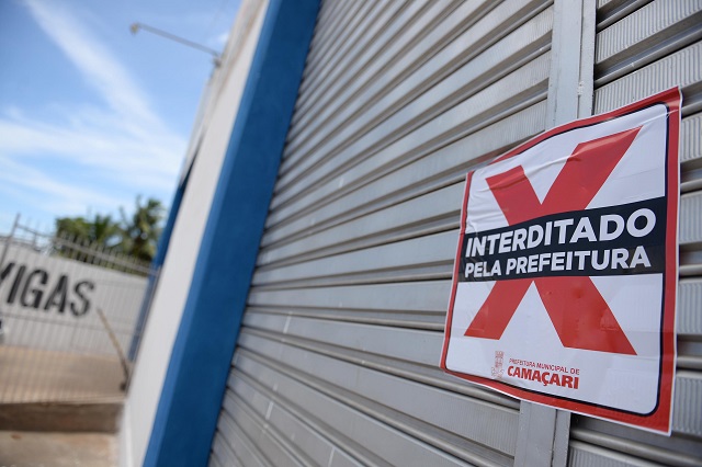 Foram lavrados três autos de infração: multa, embargo administrativo do estabelecimento e termo de exclusão do simples nacional (Foto: Ascom/PMC)