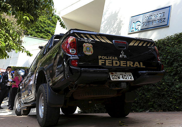 Carro da Polícia Federal em frente à sede da Andrade Gutierrez, em Minas (Foto: Washington Alves/Reuters)