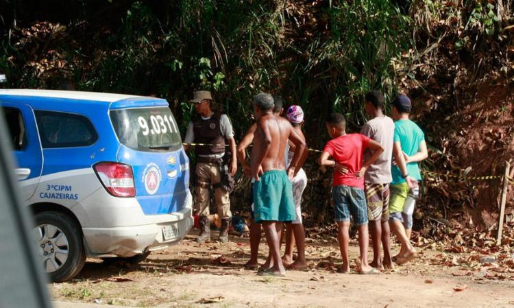 O jovem, que a mãe achou ser o filho, foi morto em Cajazeira 5 (Foto: Mila Cordeiro | Ag. A TARDE)