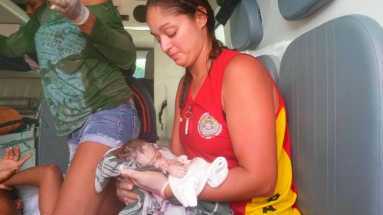 Mãe e filho foram levados para uma maternidade após o parto (Foto: Divulgação | Corpo de Bombeiros) Mãe e filho foram levados para uma maternidade após o parto (Foto: Divulgação | Corpo de Bombeiros)