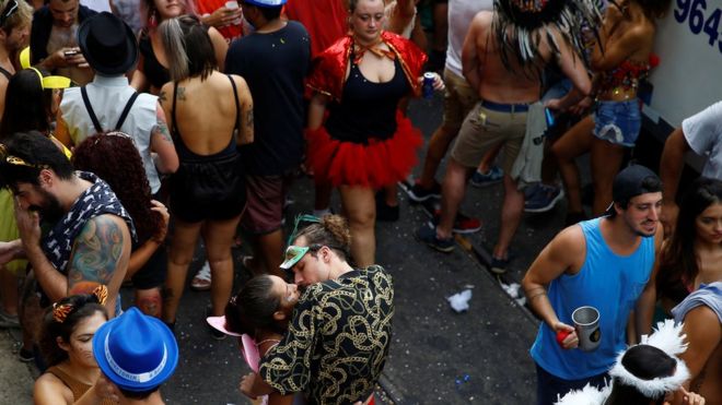 Ministério da Saúde constata menor uso de preservativo e maior contágio de HIV entre jovens (Foto: Reuters) Ministério da Saúde constata menor uso de preservativo e maior contágio de HIV entre jovens (Foto: Reuters)