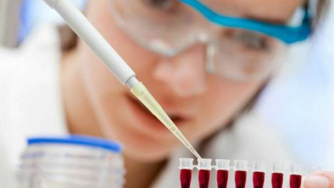 A maior parte das pessoas infectadas com o HIV precisa tomar drogas antiretrovirais diariamente para impedir que o vírus se replique, causando danos ao sistema imune.