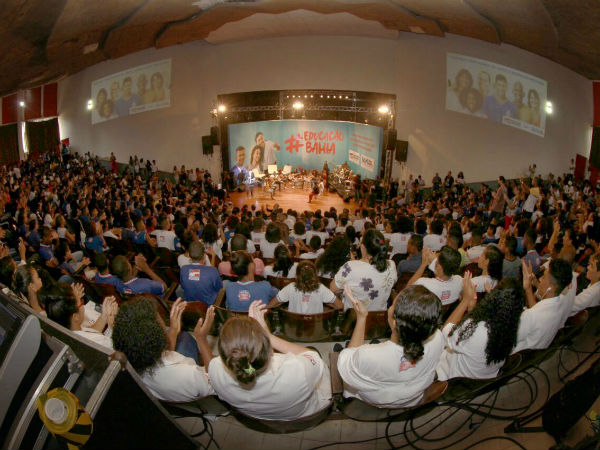 As iniciativas foram anunciadas pelo governador na escola Parque Ribeiro Carneiro, na Caixa D'Água (Foto: Manu Dias/GOVBA) As iniciativas foram anunciadas pelo governador na escola Parque Ribeiro Carneiro, na Caixa D'Água (Foto: Manu Dias/GOVBA)
