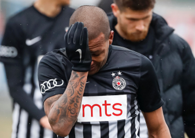 Vítima de racismo, o brasileiro Everton Luiz deixa o campo em meio a lágrimas (Foto: AFP)