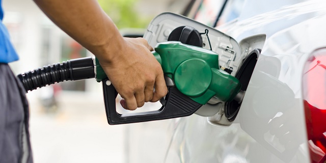 Redução é de 5,4% no preço da gasolina e de 4,8% no do diesel nas refinarias.