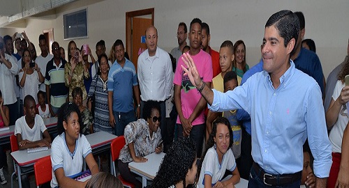 A escola escolhida foi a Municipal de Fazenda Coutos, na Alameda Almirante Marques de Leão (fim de linha do bairro). Foi também nesta unidade de ensino que o prefeito fez a aula inaugural do primeiro ano de gestão, em 2013 (Foto: Reprodução | Brasil 247)