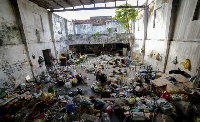 No prédio foram encontradas muitas latas vazias - que viraram de criadouros de mosquitos, além dos pertences do grupo que estava morando no espaço: colchões, baldes e varais de roupa (Foto: Divulgação)