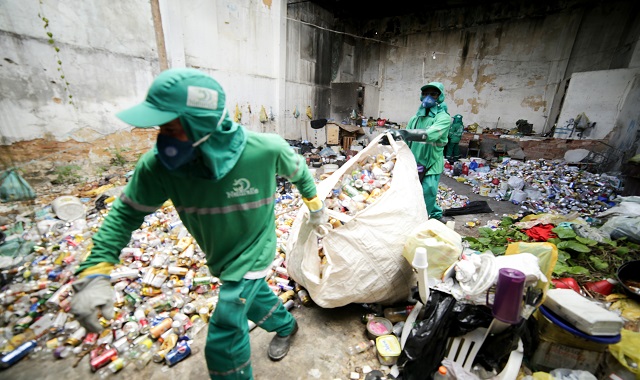 O prédio abandonado recebeu na manhã de quarta-feira (01), um mutirão de limpeza que resultou, segundo a Prefeitura, na retirada de 13 toneladas de lixo do local (Foto: Divulgação)