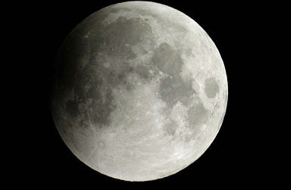 O eclipse penumbral é um fenômeno astronômico que ocorre quando a lua entra na região da penumbra da Terra O eclipse penumbral é um fenômeno astronômico que ocorre quando a lua entra na região da penumbra da Terra