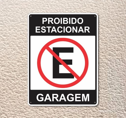 De acordo com o autor e testemunhas, o veículo da empresa ficou estacionado em frente ao portão da garagem do autor por pelo menos por mais de uma hora.