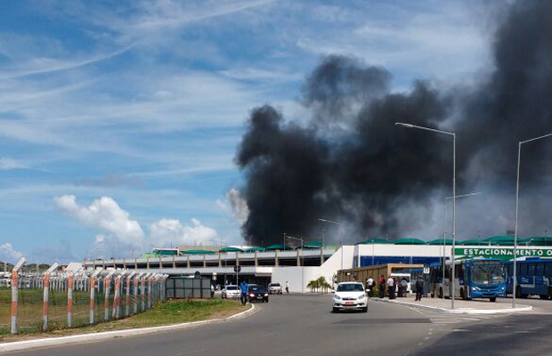 Fumaça preta saindo do aeroporto pode ser vista de longe (Foto: André Freire/Leitor CORREIO)
