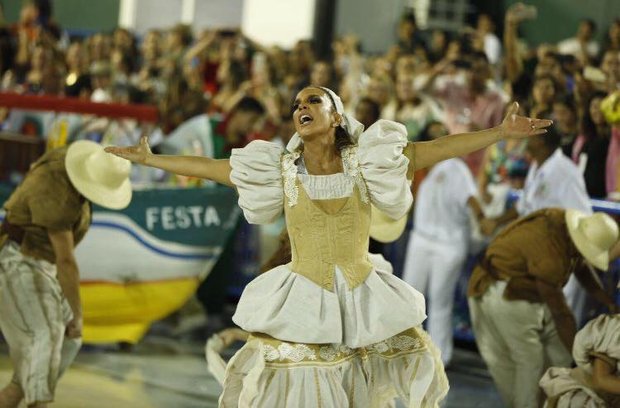 O samba enredo da escola foi 'Ivete do rio ao Rio', para contar a história da baiana (Foto: Reprodução/Facebook)
