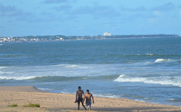 Os banhistas devem evitar as praias por conter alto nível de coliformes fecais ou bactérias, que podem causar problemas de saúde (Foto: Arquivo CORREIO)