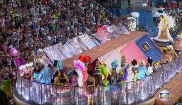 Acidente aconteceu no desfile da Unidos da Tijuca, na madrugada desta terça-feira (28) (Foto: Reprodução/TV Globo)