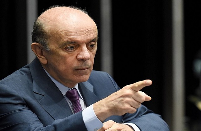 Senador do PSDB-SP estava no cargo desde maio do ano passado. Em carta, Serra disse que deixa Relações Exteriores 'em razão de problemas de saúde'.