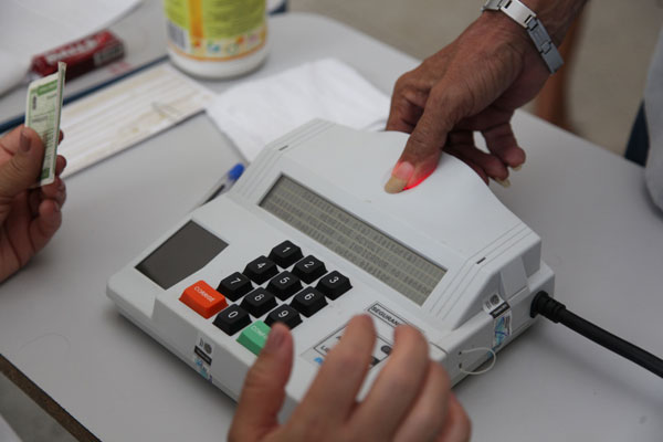 São eleitores que foram a diferentes cartórios, se passaram por outras pessoas e conseguiram emitir mais de um título, o que é ilegal