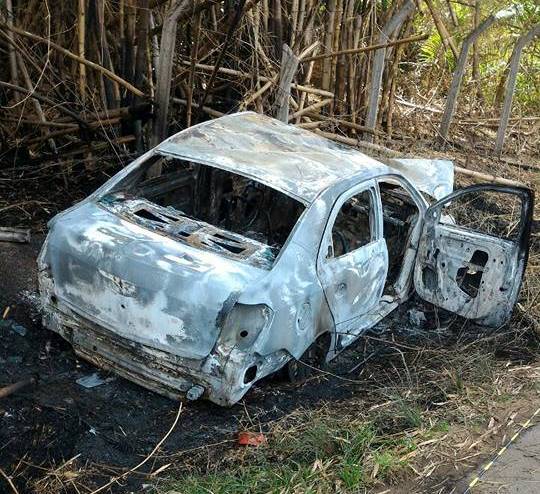 Após a colisão envolvendo um veículo da marca Cobault e uma moto, houve uma explosão e o carro pegou fogo (Foto: Everaldo Lins/Visão Diária)