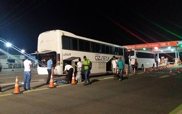 O 13C que faz o roteiro para a Unime e a Mauricio de Nassau apresentou falha mecânica e ficou parado no pedágio da Via Cascalheira O 13C que faz o roteiro para a Unime e a Mauricio de Nassau apresentou falha mecânica e ficou parado no pedágio da Via Cascalheira