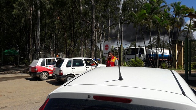 Além de dar suporte ao trabalho, fornecendo água para os carros-pipa, a Defesa Civil deu apoio tranquilizando os moradores