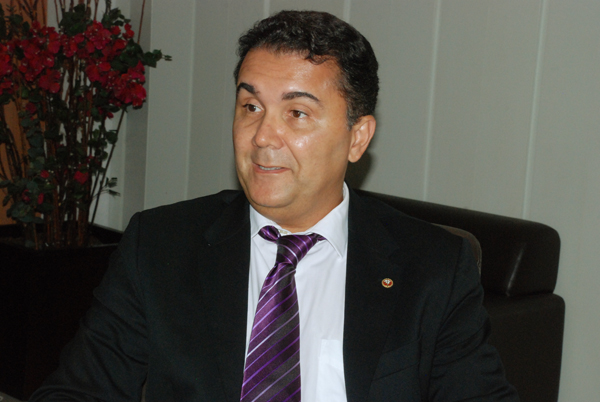 O promotor Dr. Luciano Pita entrou com um novo pedido para o fechamento do Centro Comercial de Camaçari, a feira, em virtude dos riscos que o local oferece aos permissionários e à população em geral O promotor Dr. Luciano Pita entrou com um novo pedido para o fechamento do Centro Comercial de Camaçari, a feira, em virtude dos riscos que o local oferece aos permissionários e à população em geral