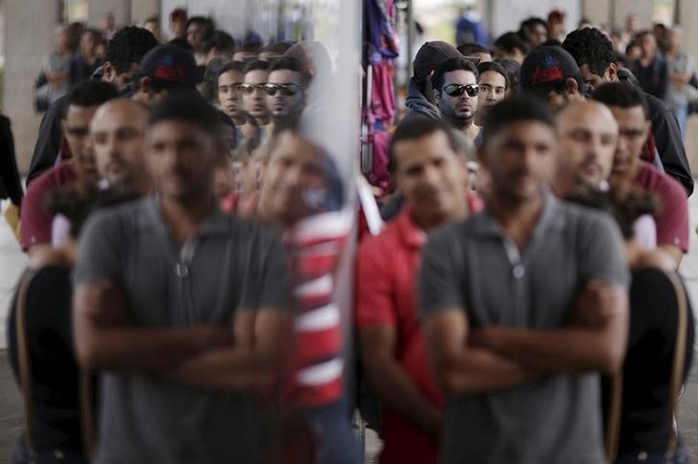 Pessoas formam fila em agência de empregos em Brasília. (Foto: REUTERS/Ueslei Marcelino)