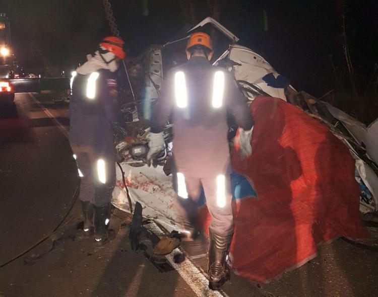 Equipes fazem trabalho de resgate dos corpos nas ferragens (Foto: Divulgação | Corpo de Bombeiros)