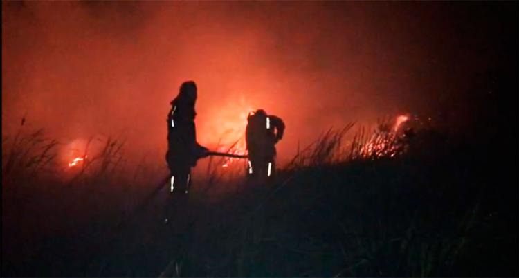 Bombeiros combatem incêndio em Guarajuba desde a noite deste sábado, 4 (Foto: Divulgação | Corpo de Bombeiros)