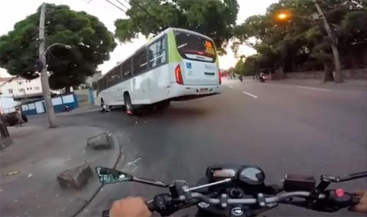 Ônibus inclinou ao passar em cima de moto, livrando motociclista