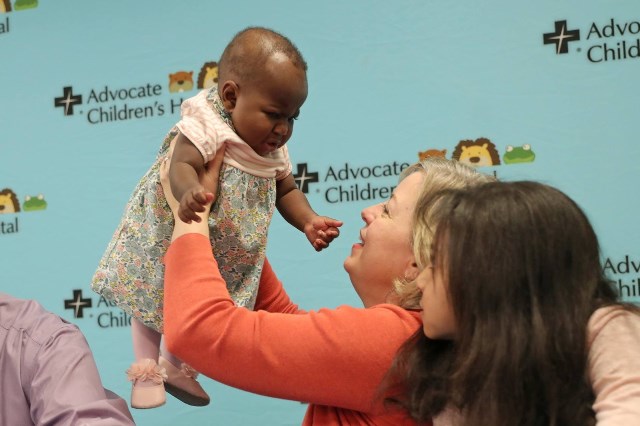 Bebê tem se recuperado bem do procedimento (Foto: John Gress/Reuters)