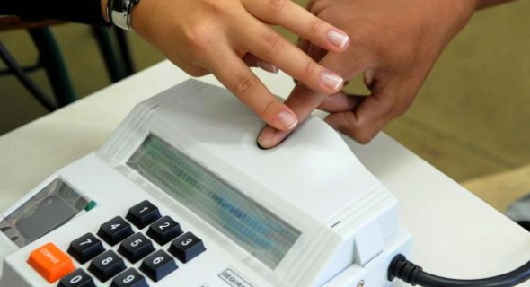 A impressão digital é única, não existem duas iguais no mundo. E é exatamente por isso que ela traz muito mais segurança para o eleitor