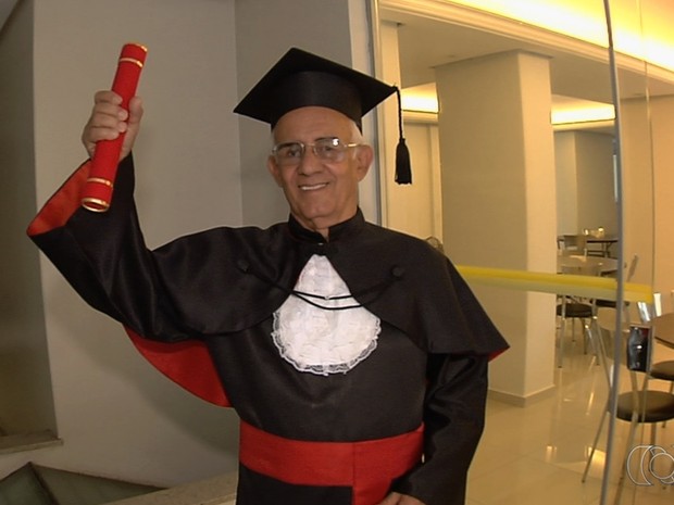 Brasil Sales, aos 78 anos, se forma bacharel em direito em Goiânia (Foto: Reprodução/TV Anhanguera)