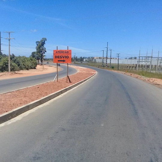 A obra, que começou tímida e parecia que seria apenas para benefício de algumas indústrias, como a fábrica da TecSis, já está em toda extensão da Estrada da Cetrel, que agora chama-se Via Atlântica (Foto: CFF/Marcelo Franco)