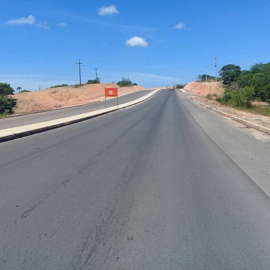 A restauração e duplicação, pelo governo do Estado, de mais de 22 quilômetros da Via Atlântica (BA-530), está em ritmo acelerado (Foto: CFF/Marcelo Franco)
