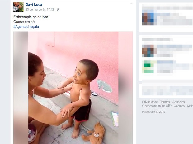 Davi Luca aprende a dar passos com ajuda da mãe, em Feira de Santana, na Bahia (Foto: Reprodução/ Facebook)