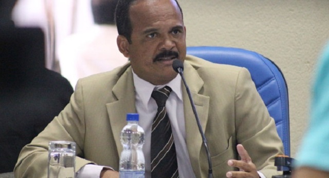 Contudo, Elinaldo, que a essa altura já não tem pouca coisa na cachola para tirar seu sono, tem sido bombardeado nas rodas políticas da cidade quando o assunto são as nomeações