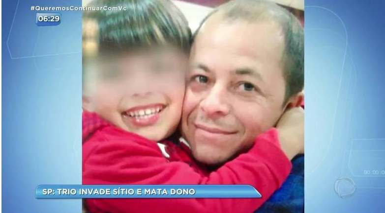 Vendo a cena, a criança ofereceu o cofrinho aos bandidos, que buscavam dinheiro, e pediu que eles fossem embora
