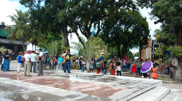 Cerca de 60 professores reivindicaram, também, que a Prefeitura, cumpra o acordado em reunião e, devolva, na folha salarial de março, os valores descontados indevidamente de Imposto de Renda (Foto: Camaçari Fatos e Fotos)