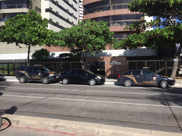 Agentes da Polícia Federal cumprem mandado de busca e apreensão da Lava Jato em edifício da Zona Sul do Recife (Foto: Thiago Augustto/TV Globo)