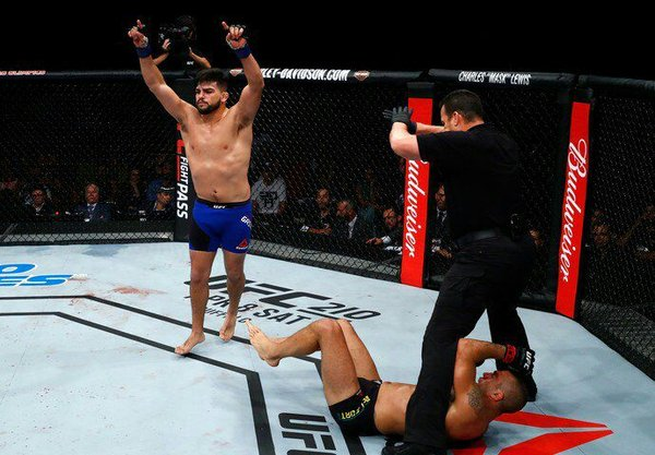 Vitor Belfort acabou derrotado pelo americano Kelvin Gastelum por nocaute técnico ainda no 1° round, após uma boa sequência de golpes, interrompida pelo árbitro (Fotos: Divulgação)