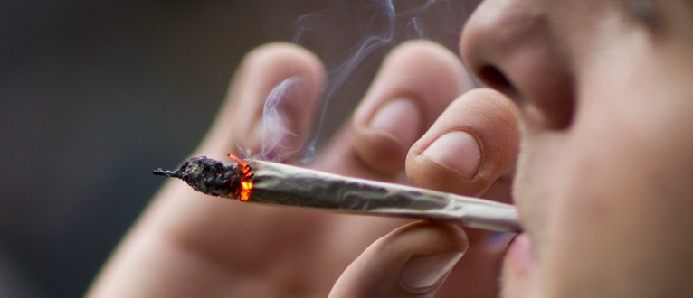 Uma ação sobre descriminalização do uso da maconha aguarda decisão no Supremo Tribunal Federal (STF)