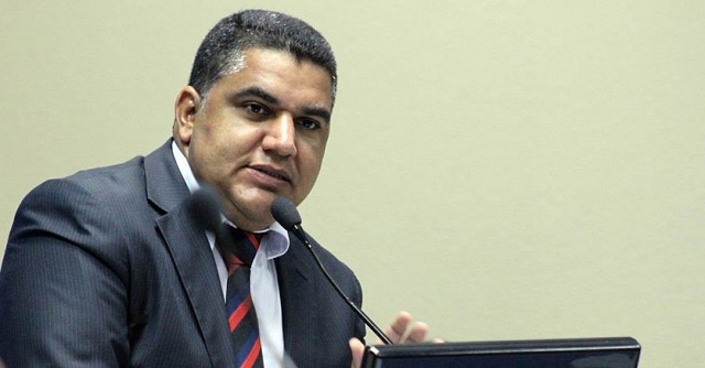 O caso tem incomodado e muito os outros vereadores que estão lutando para emplacar lideranças nas vagas da Câmara também
