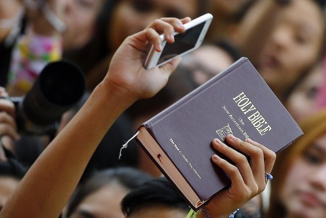 O Papa Francisco pediu neste domingo que as pessoas carreguem e leiam a Bíblia com tanta dedicação quanto o fazem com seus celulares