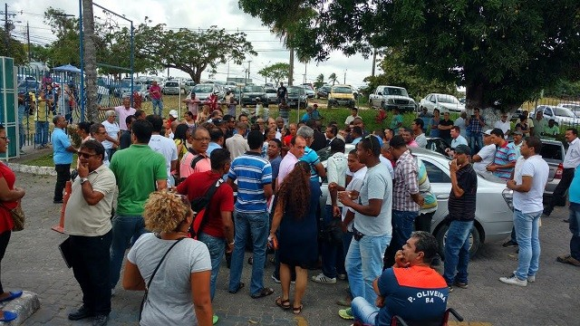 População protestou contra aumento de salários de prefeito, vereadores e secretários (Foto: CFF)