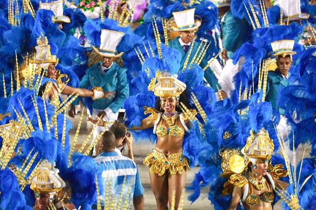 Cores da Portela, azul e branco, marcaram o desfile da escola (Foto: Rodrigo Gorosito / G1)