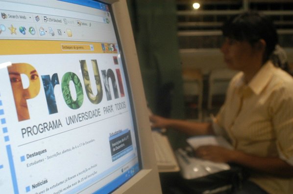 Programa concede bolsas de estudo integrais e parciais em instituições privadas de educação superior.