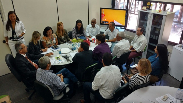 Os secretários Elias Natan, Renato Almeida, Reginaldo Paiva, Helder Almeida, além de gestores Sesau também participaram da reunião
