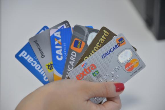 Banco do Brasil, Bradesco, Itaú Unibanco e Santander já anunciaram novas regras para uso do rotativo do cartão de crédito. O pagamento mínimo da fatura ficará mais alto