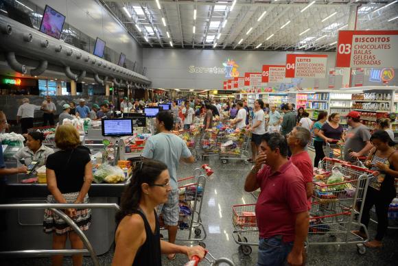 Em supermercados e açougues, consumidor aumentou cuidados ao comprar carne (Foto:Tânia Rêgo/Agência Brasil)